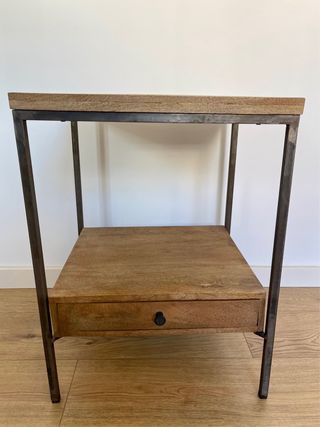 Mesa auxiliar industrial madera y metal.