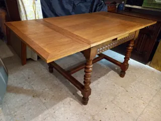 Mesa de madera maciza antigua