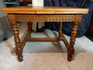 Mesa de madera maciza antigua