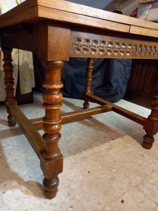 Mesa de madera maciza antigua