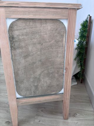 Mesita de noche de madera sin tratar