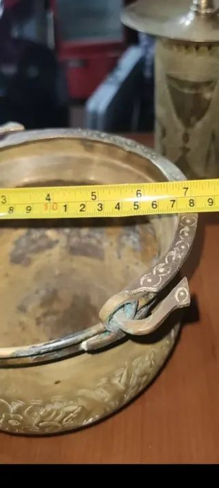 Olla de bronce decorada