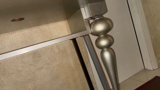 Mesa de cristal y metal plateado