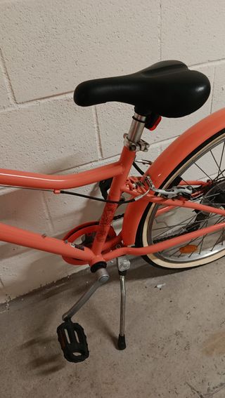 Bicicleta infantil naranja, solo en persona