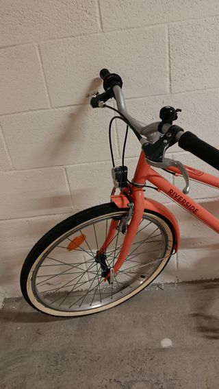 Bicicleta infantil naranja, solo en persona