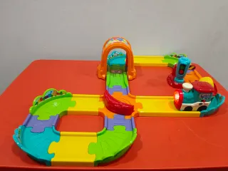 Tren de juguete VTech con pistas