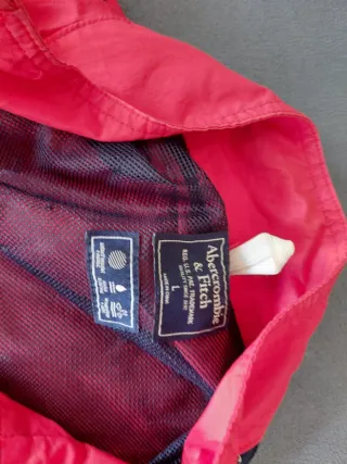 Chaqueta Cortavientos Abercrombie & Fitch. Roja. L
