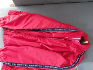 Chaqueta Cortavientos Abercrombie & Fitch. Roja. L