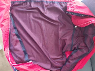 Chaqueta Cortavientos Abercrombie & Fitch. Roja. L