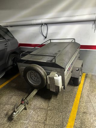 Remolque con tapa y rueda de repuesto
