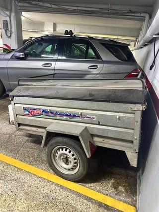 Remolque con tapa y rueda de repuesto