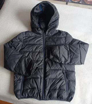 Parka ligera gris oscura con capucha