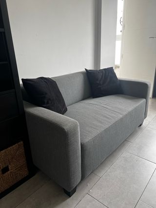 Sofá 2 plazas muy cuco para espacios reducidos.