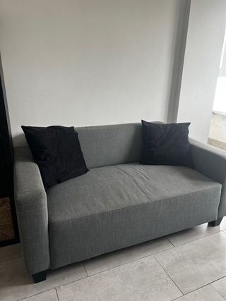 Sofá 2 plazas muy cuco para espacios reducidos.