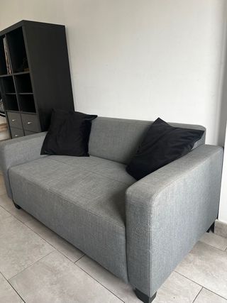 Sofá 2 plazas muy cuco para espacios reducidos.