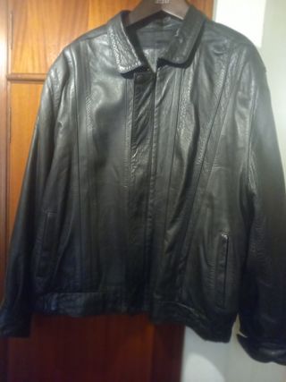 Cazadora de cuero negra