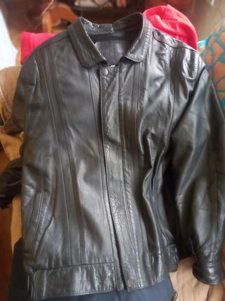 Cazadora de cuero negra