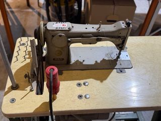 Máquina de coser PFAFF con mesa