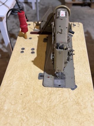 Máquina de coser PFAFF con mesa