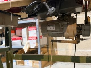 Máquina de coser PFAFF con mesa