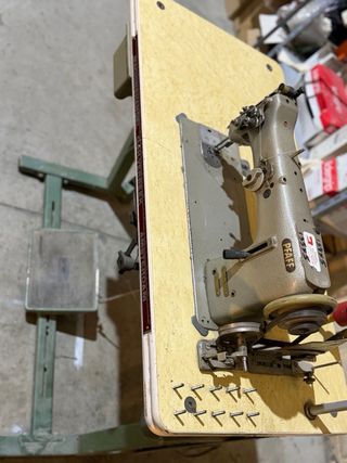 Máquina de coser PFAFF con mesa