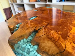 Mesa artística de madera maciza con resina turques