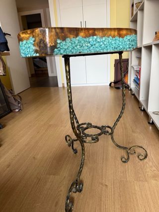 Mesa artística de madera maciza con resina turques
