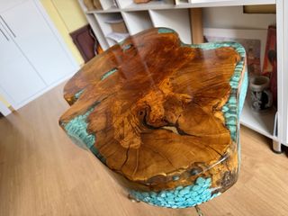 Mesa artística de madera maciza con resina turques