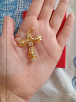 Collar Cruz Dorada Perlas y Cristales