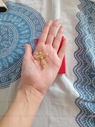 Collar Cruz Dorada Perlas y Cristales