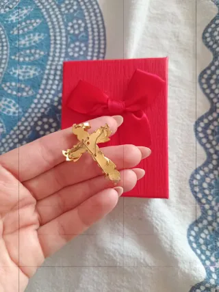 Collar Cruz Dorada Perlas y Cristales