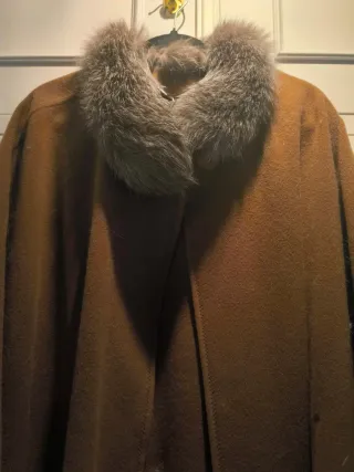 Capa de lana con cuello de pelo