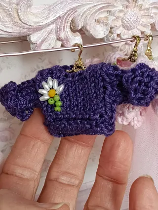 Miniatura golfino viola con fiore