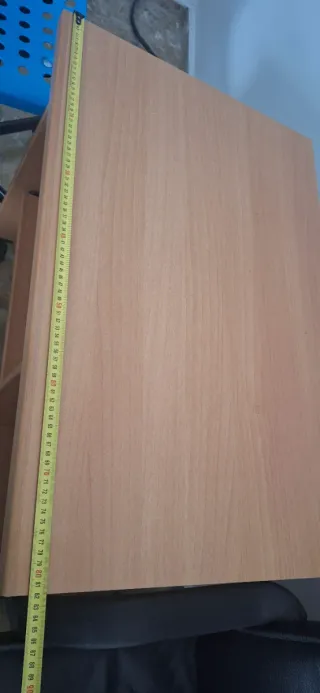 Mesa de ordenador de madera y plástico