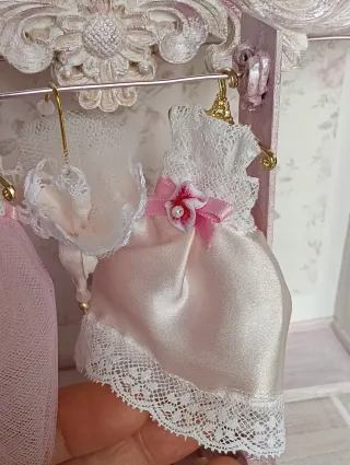 Mini abito rosa con pizzo e fiocco