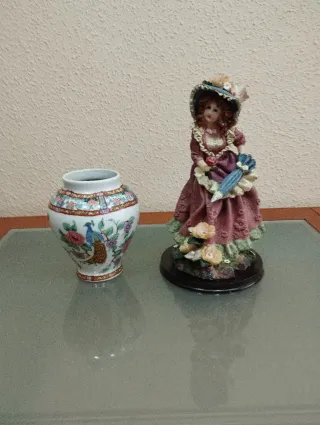 Figura de porcelana y jarrón decorativo
