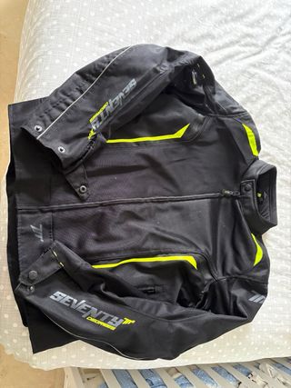 Chaqueta de moto negra con detalles fluorescentes.