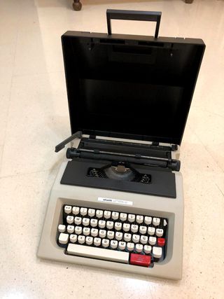 Máquina de escribir Olivetti Lettera 42