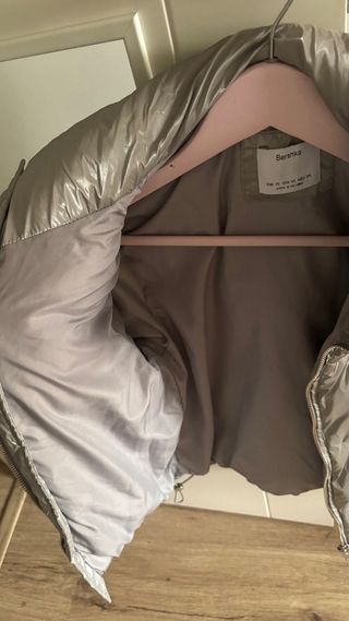 Chaqueta plumífero Bershka plateada T.XS