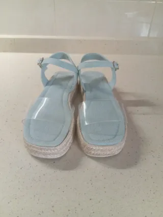Sandalias cuña denim azul y transparente