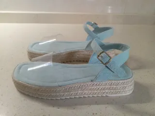 Sandalias cuña denim azul y transparente