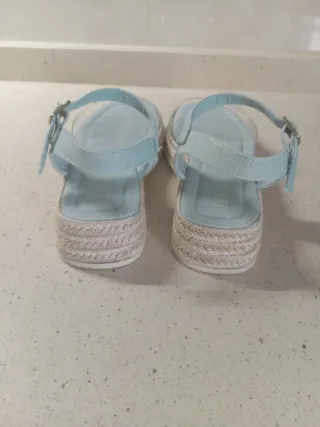 Sandalias cuña denim azul y transparente