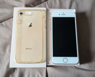 iPhone 8 Oro con cover trasparente