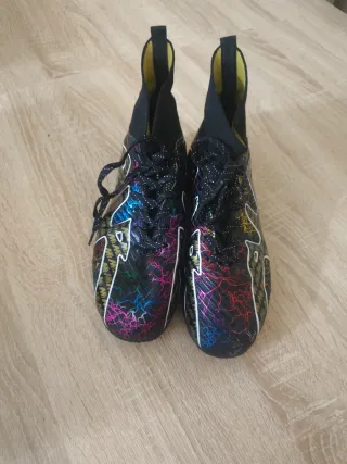 Botas de fútbol negras y multicolor