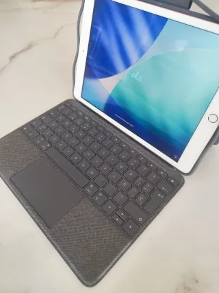 iPad 8ª Gen 128GB Rosa + teclado logitech