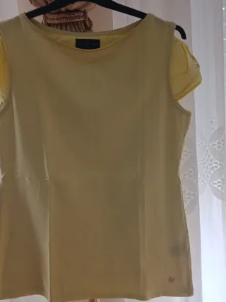 Camiseta amarilla con logo RV