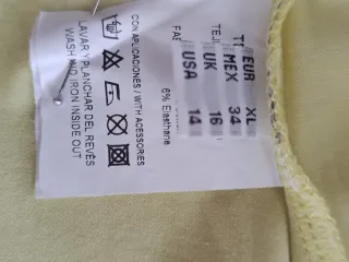 Camiseta amarilla con logo RV