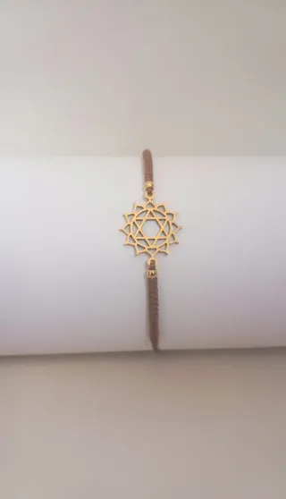 Pulsera macramé con símbolo acero inoxidable