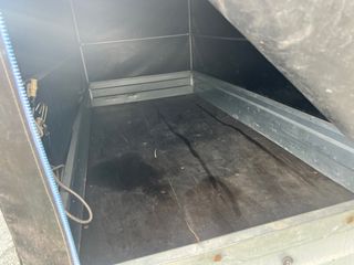 Remolque con lona negra