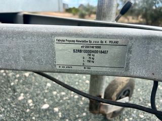 Remolque con lona negra